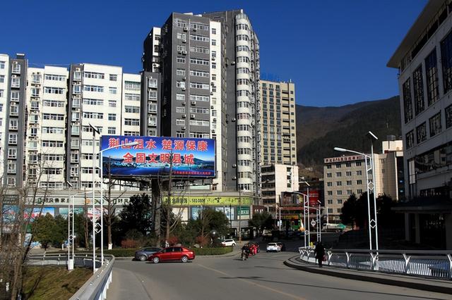 一场同学聚会揭露，在大城市打拼和在县城奋斗，差距不止一星半点