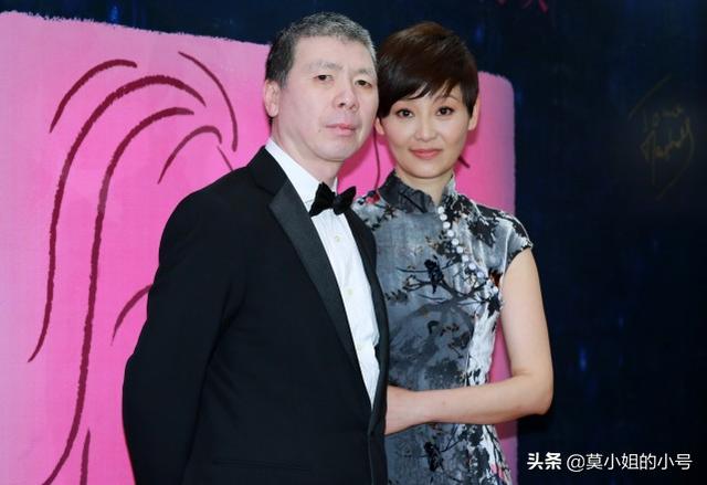 01,馮小剛與徐帆 差9歲同張藝謀一樣,導演馮小剛也是老夫少妻,妻子