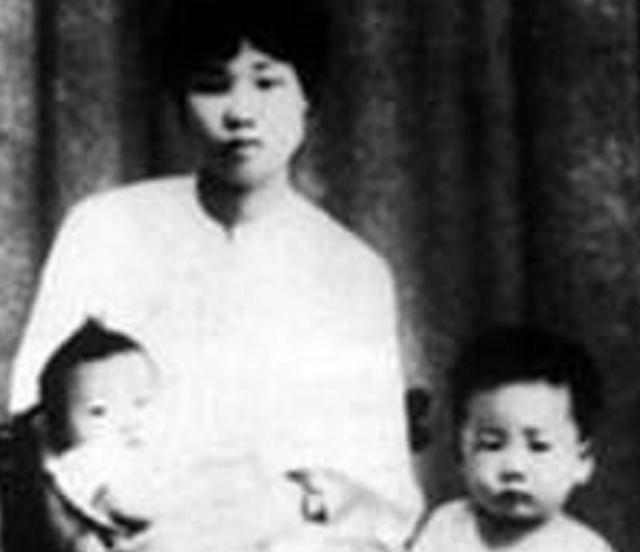 2008年，邵华逝世，毛新宇透露母亲遗愿：想和父亲陪伴在奶奶身边