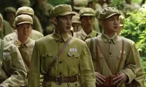 1954年，河南一清洁工的身份暴露，被送到北京，成为伟人座上宾