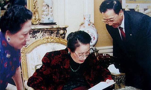 03年宋美龄在梦中去世，隔天清晨遗体被裹在羊毛毯中送出公寓