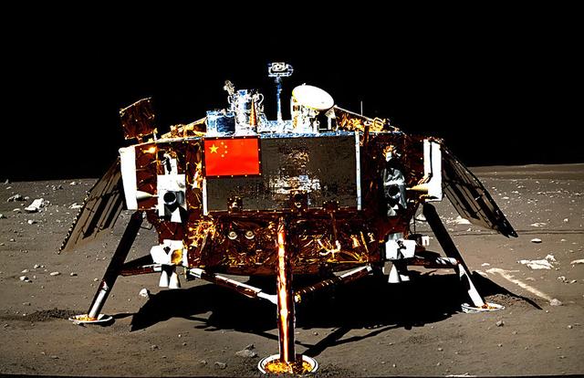 五星红旗在月球升起，美国登月又被质疑，为什么美国国旗在飘扬？