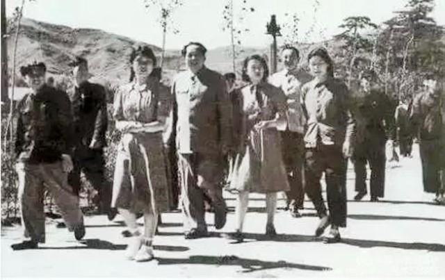 毛家人谁长得最像毛主席？侄女毛小青回复：李讷