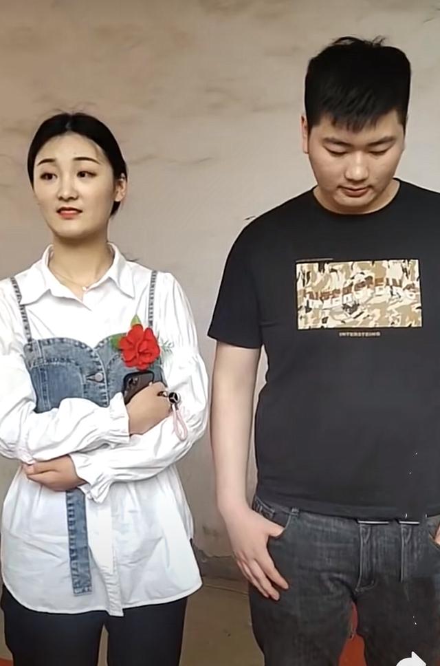 朱单伟订婚后首次直播，亲侄子侄媳出镜爆料：他为了婚礼积极瘦身
