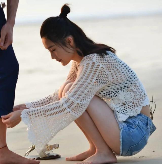 李沁在海边玩沙超清图(李沁在海南拍戏还是在上海拍)-天晟网