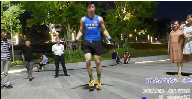 刘畊宏健身操火爆全网，体育老师倒立着跳，广场带领健身风潮