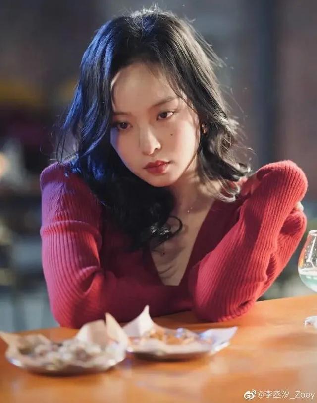 北大才女混成娱乐圈糊咖，浪费国家资源？这样的她一点都不可惜