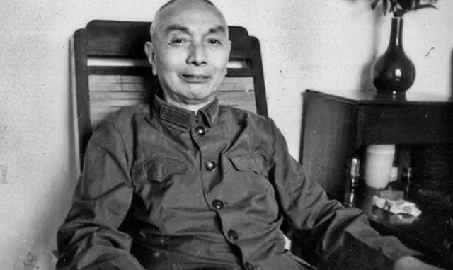 老蒋：你说郭汝瑰是地下党，证据呢？杜聿明：他家沙发有补丁