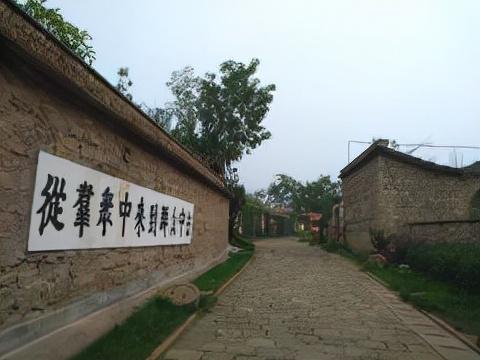 延安一酒店，建成有5年時間，夾在兩​個​大山之間，安全又新穎