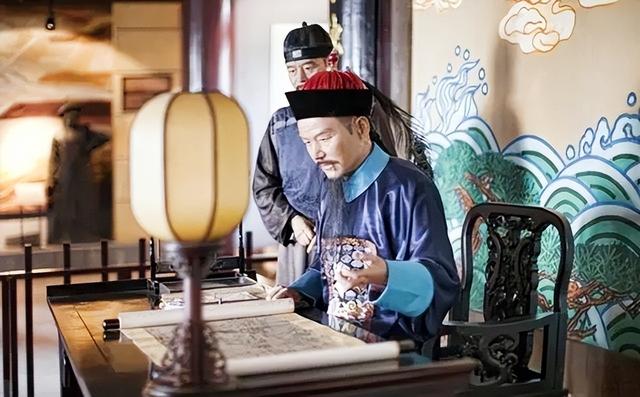 雍正去浙江视察，见大臣亲自给灾民发粥，回京后立刻举荐他升职