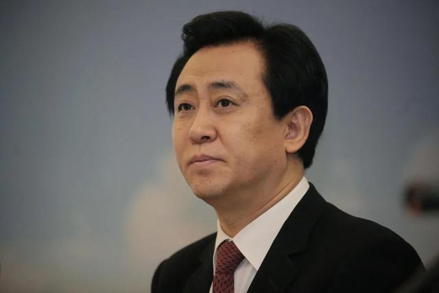 同是房商不同结局，王健林全身而退获上千亿，许家印却欠债5700亿