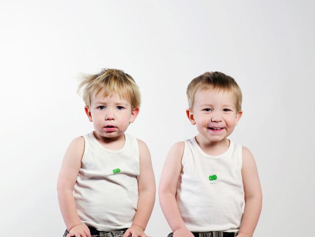 双胞胎哥哥从小吃钙片，弟弟从小吃维生素AD，长大后颜值差距大