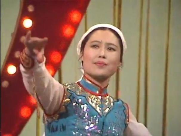 72岁的斯琴高娃：两段带泪的婚姻，三婚丈夫病逝，风光背后有眼泪