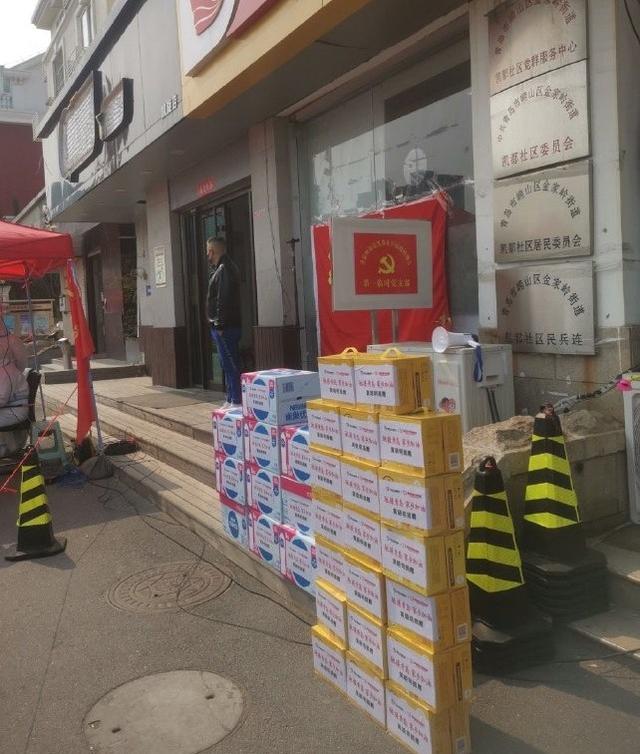 黄晓明低调捐物资，驰援上海首位艺人，还遭网友嘲讽不管家乡