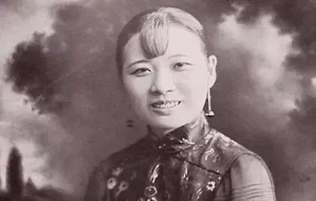 03年宋美龄在梦中去世，隔天清晨遗体被裹在羊毛毯中送出公寓