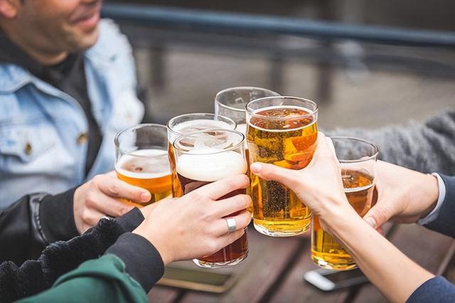 每天坚持喝少量白酒，身体会有什么变化？这4个好处“悄然来临”