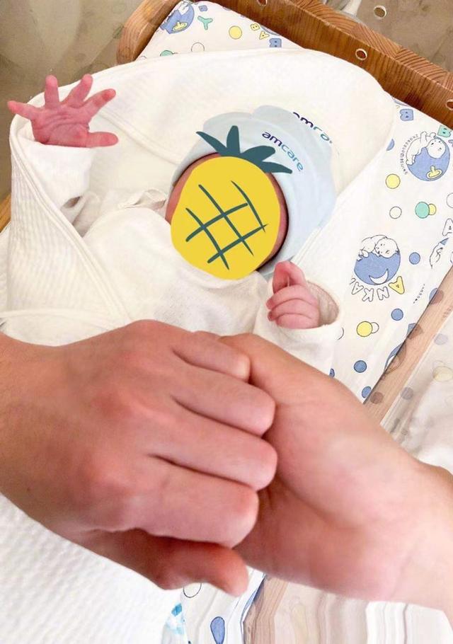 马可为儿子办豪华周岁宴，王丹妮全身名牌出镜！一条项链价值10万