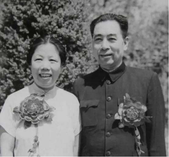 清理周恩来遗物时，办公桌里发现毛主席手书，打开后：众人皆感动