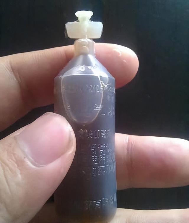 洗脚后，“藿香正气水”涂抹脚底，坚持段时间，或可改善4个问题