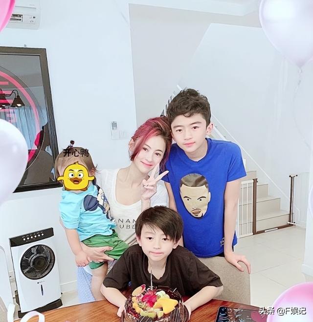 张柏芝在生日那天和他的儿子们分享了许多老照片，他的朋友黎姿送了一个生日蛋糕。
(图7)