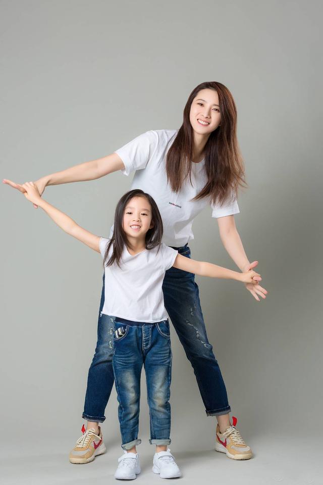 隋俊波：父亲禁止她恋爱，错过靳东保剑锋后被催婚，如今怎样了？