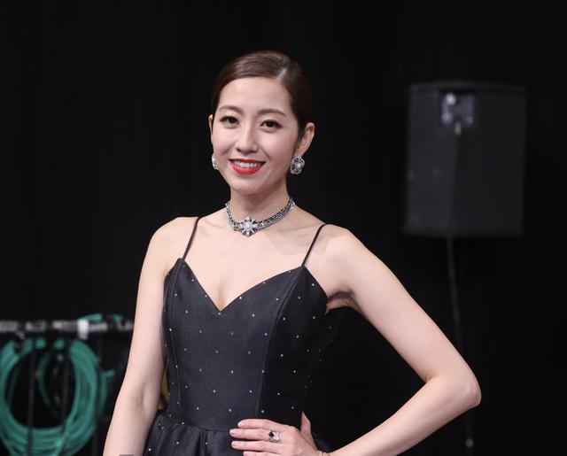 陈自瑶加入TVB17年首夺女配，王浩信罕见公开祝贺，夫妻感情回温