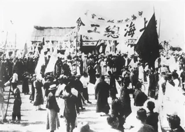 1938年秘书给毛主席点了一根烟，主席随后将他调离：这个人有问题