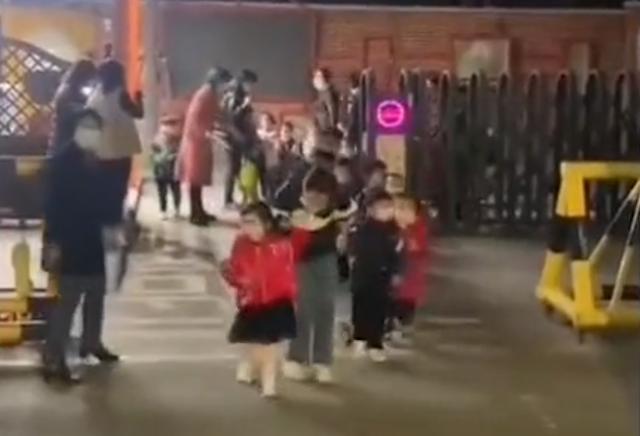 不哭不闹！浙江一幼儿园109名宝宝手拉着手，坐大巴前往隔离酒店