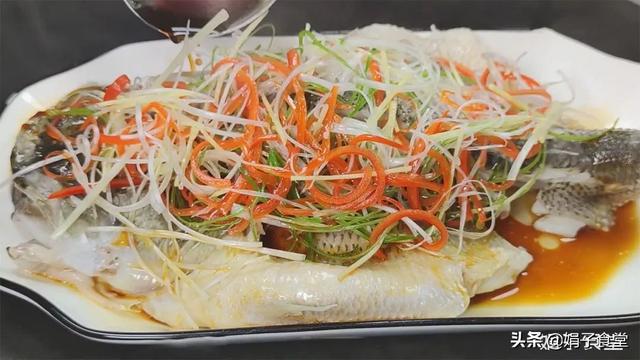 清蒸鲈鱼，别用盐和料酒腌制，教你几个窍门，鱼肉鲜嫩，不腥不柴