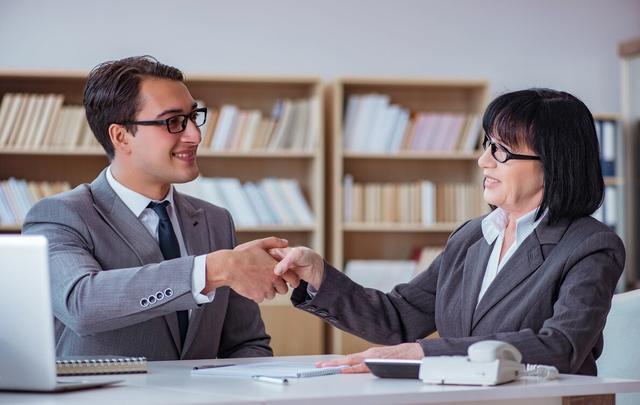 已婚男领导喜欢你又避嫌的表现，已婚男领导喜欢你又避嫌的表现是什么