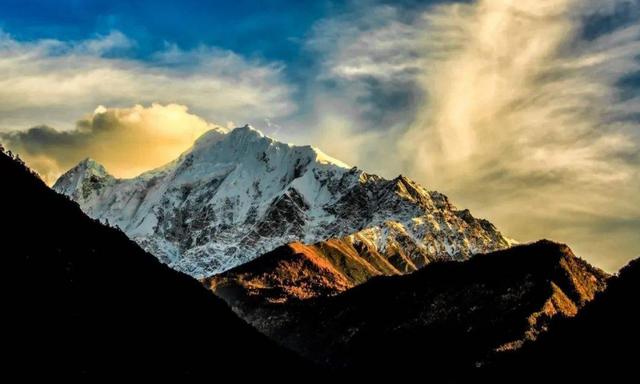 梅里雪山遠景可是,為了攀登梅里雪山卡瓦格博峰,中日兩國的登山隊已經