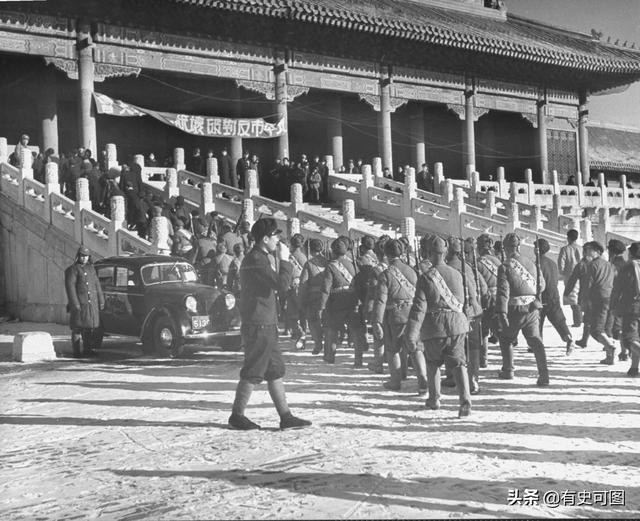 1946年的紫禁城外停滿了汽車，太和殿上放著袁世凱的西洋寶座