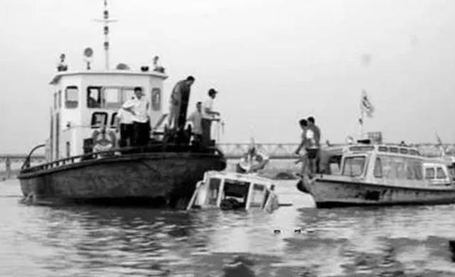 1985年松江花發生嚴重沉船事故，駕駛員參與打架，導致171人喪生