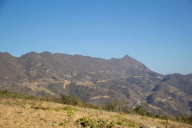 一山一路孤零零一棟老房子，秦嶺鎮安海棠山，山頂還住著一戶人家
