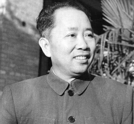 1952年，毛主席得知空军一年军费后，为什么让刘亚楼向他敬个礼？
