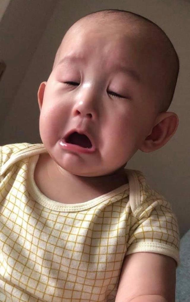 有没有觉得宝宝被骂的表情超可爱？网友妈捕捉小孩哭哭前的0.01秒