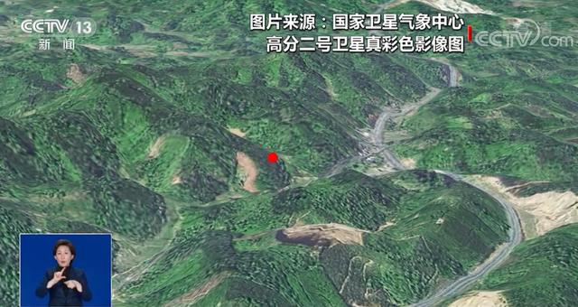 直播时发现乘务人员证件，记者马上做了一个动作；坠机现场卫星影像前后对比