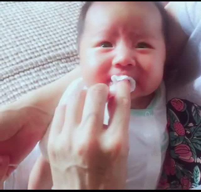宝宝口腔清洁有必要吗？儿科专家建议：出生就应该开始“刷牙”