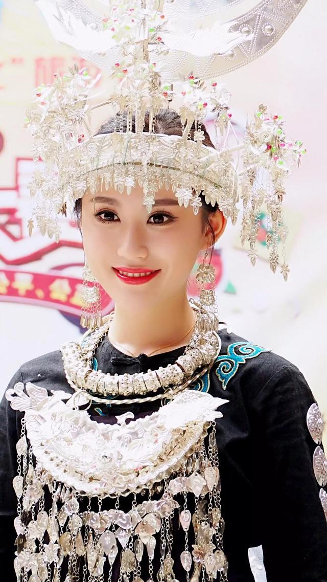 苗寨美女，穿著幾乎在苗區都消失的特色苗族服飾，美得讓人心醉