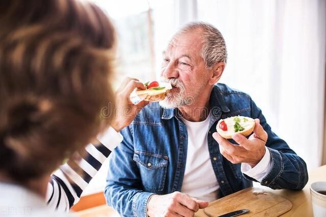 年过40请注意：中老年人晨起“四要”“五不要”，您知道几个？