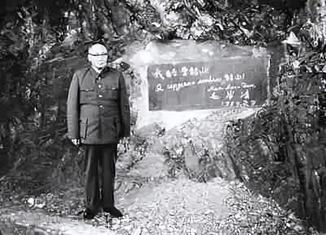 1930年，三子毛岸龙秘密入读大同幼儿园，留下此生唯一的两张照片