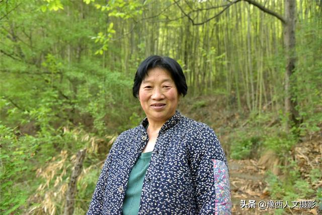 大妈用一辈子心血修筑深山花园，果树花草围绕，藤叶制成绝味美食