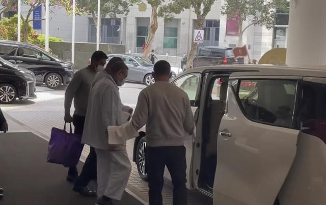 70岁刘銮雄出席会议罕露脸，步履蹒跚需搀扶上车，专车车牌显眼