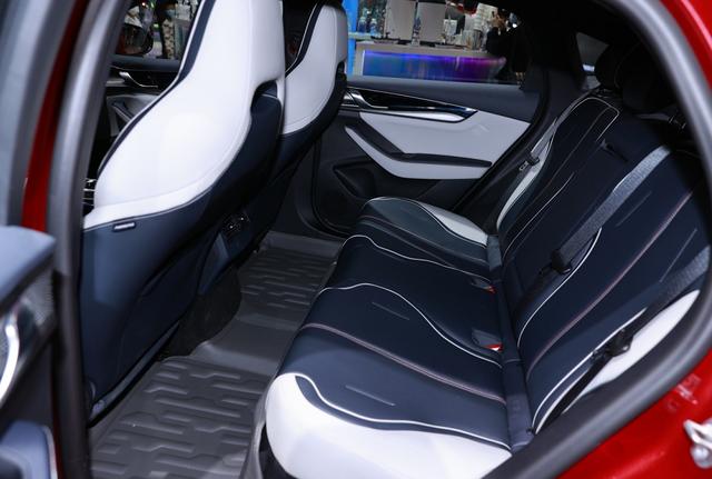 同样都是混合动力，丰田雷凌油电混合版与秦PLUS DM-i谁更强？