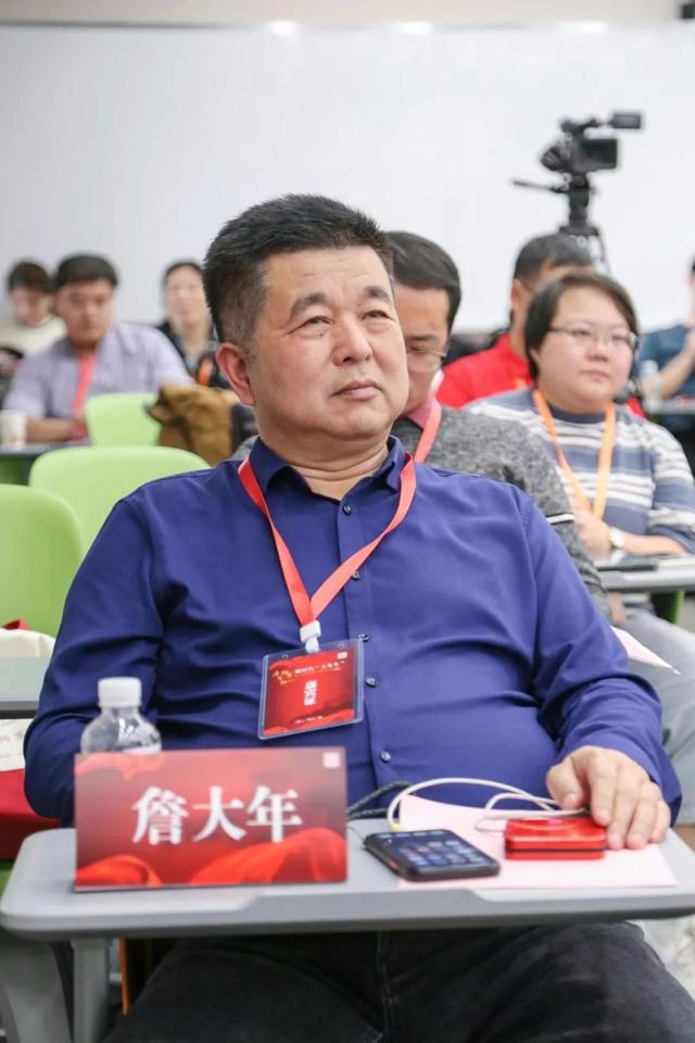 詹大年/ 坐在“大先生”的屏幕背景下，我浑身发凉