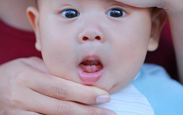 乳牙萌出后该如何护理？用对方法，让宝宝拥有一口整齐漂亮的牙齿 1到3岁的孩子怎么照顾 第2张