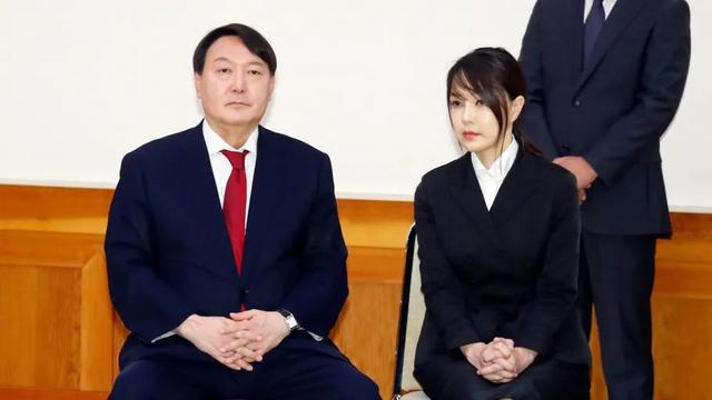 尹锡悦妻子：简历造假，被污蔑是“女招待”，曾允诺记者1亿酬劳