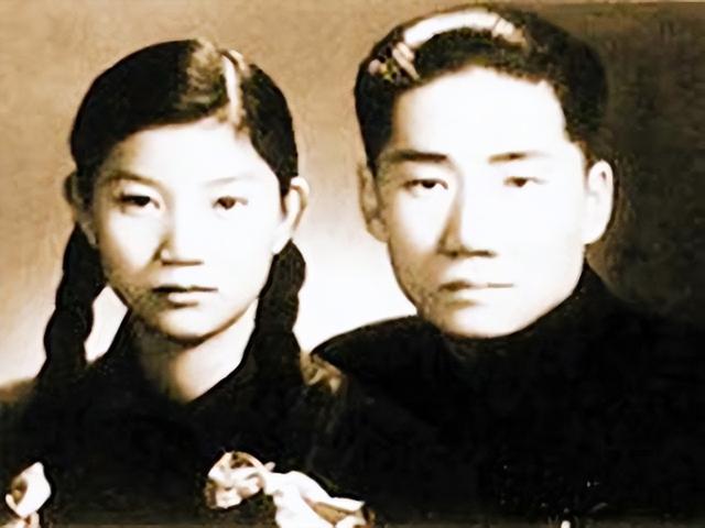 2020年，刘思齐儿子，女儿纪念主席诞辰127周年，表情严肃凝重