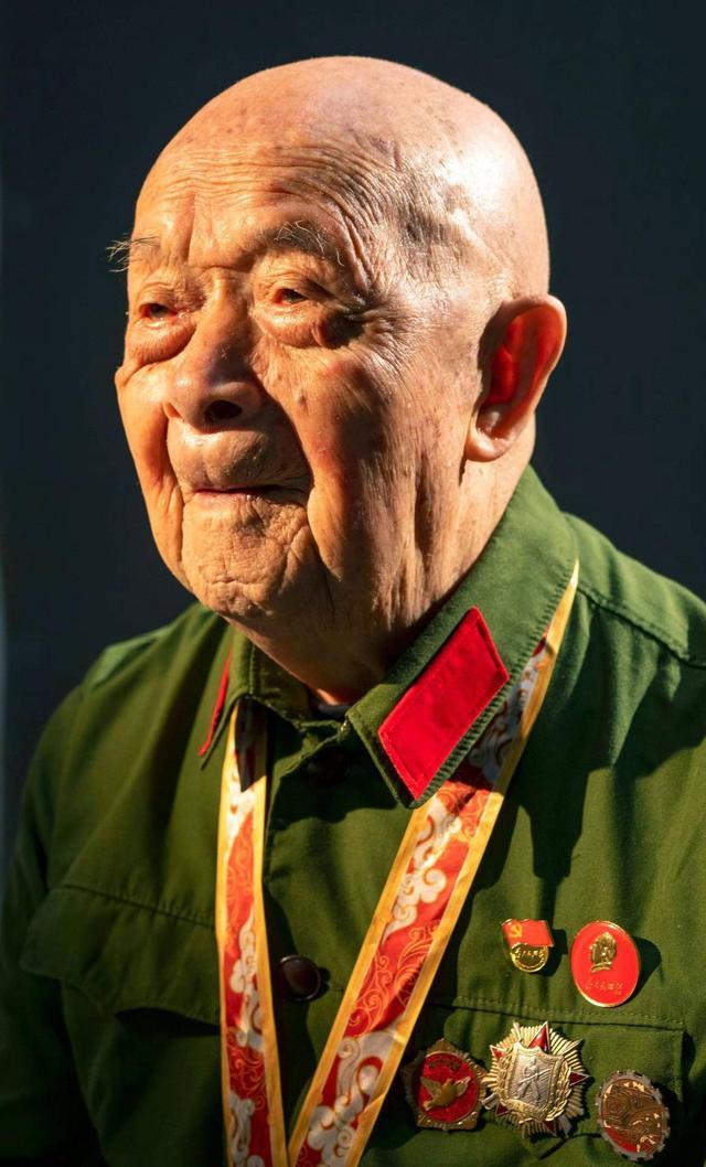 养蚕老汉隐藏身份36年，连妻儿都瞒着，因工作人员填错地名而暴露