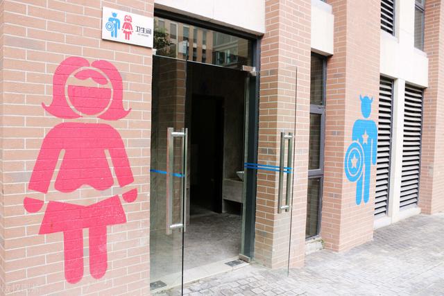 奶奶在大庭广众下的这个举动，不禁让我思考儿童的隐私权要保护吗